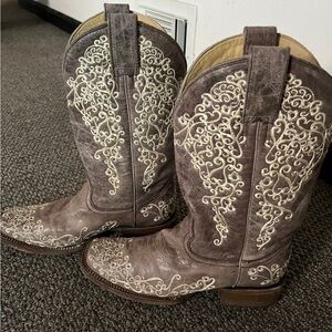 Embroidered Brown Ankle Boots